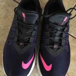 WOMANS Nike running shoe